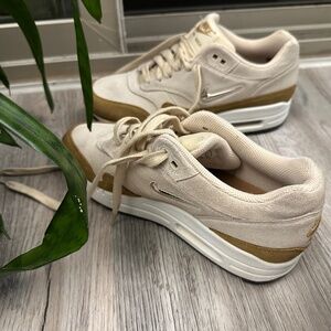 Nike Women's Air Max 1 Premium SC Beach/Metallic Gold Grain-Muted Bronze